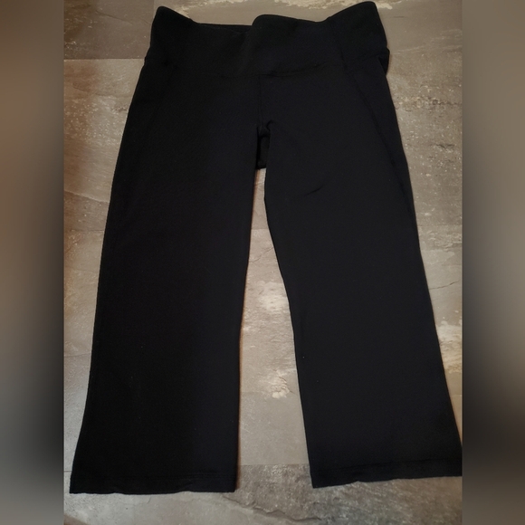 Lululemon cropped pants. Black. Ruched detail. Open at lower back. 18". Size 10. - Picture 1 of 12